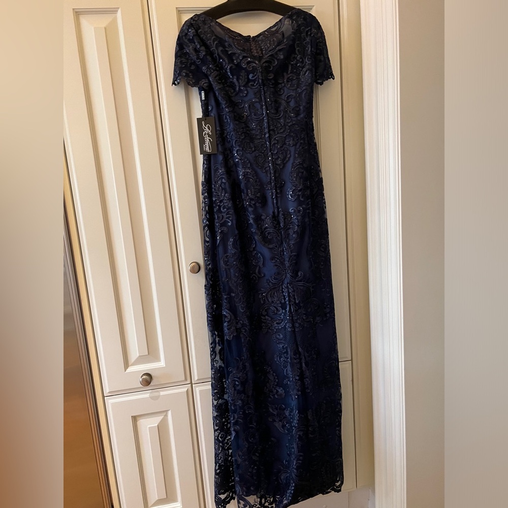 La Femme Short Sleeve Jewel-Adorned Lace Sheath Gown size 10